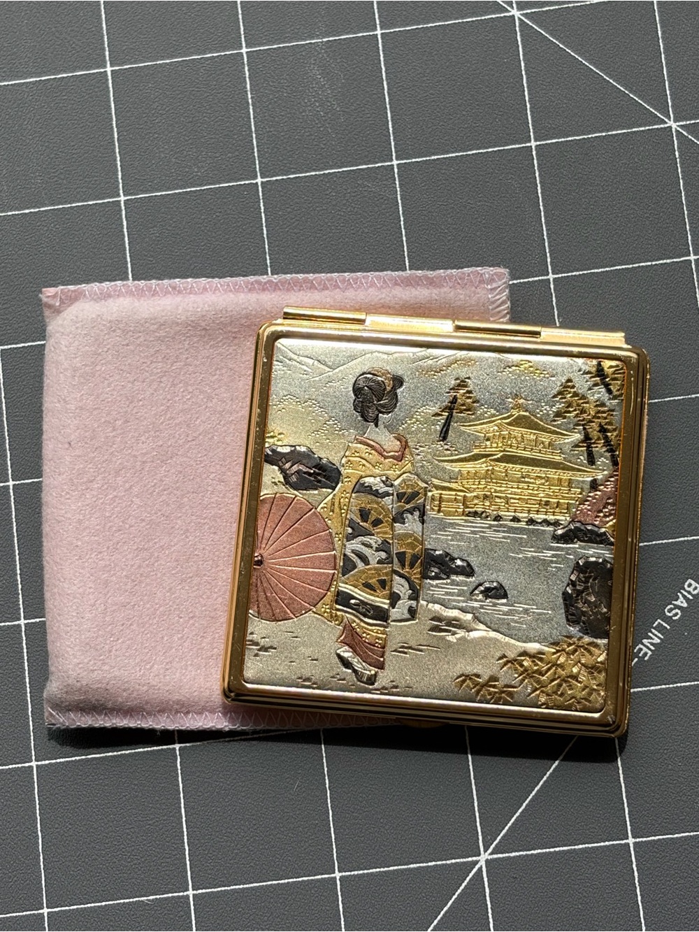 Vintage Japanese-Inspired Gold Compact Mirror with Geisha Motif - Pink & Gold